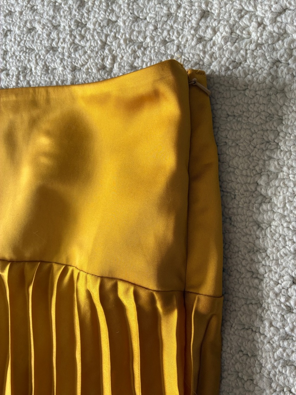 Banana Republic Women's Gold Pleated Midi Skirt Size 6 TALL - Picture 3 of 9